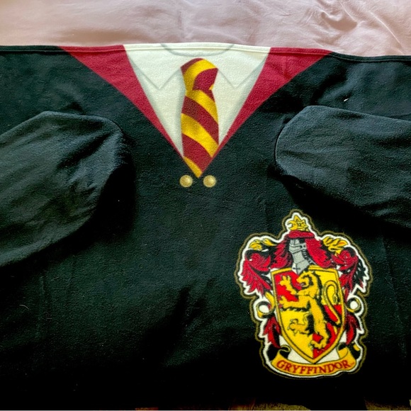 Harry Potter Gryffindore Snuggie - Picture 3 of 4